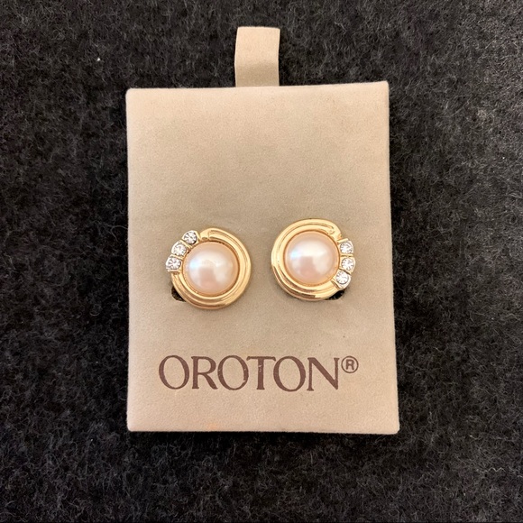Oroton Jewelry - Sweet cultured Pearl earrings. Never worn.